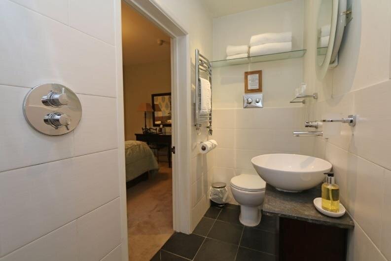 Room 4 · bathroom