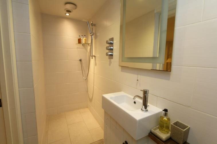 Room 5 · bathroom