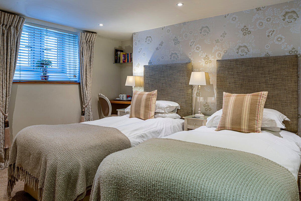 Room 5 · bedroom