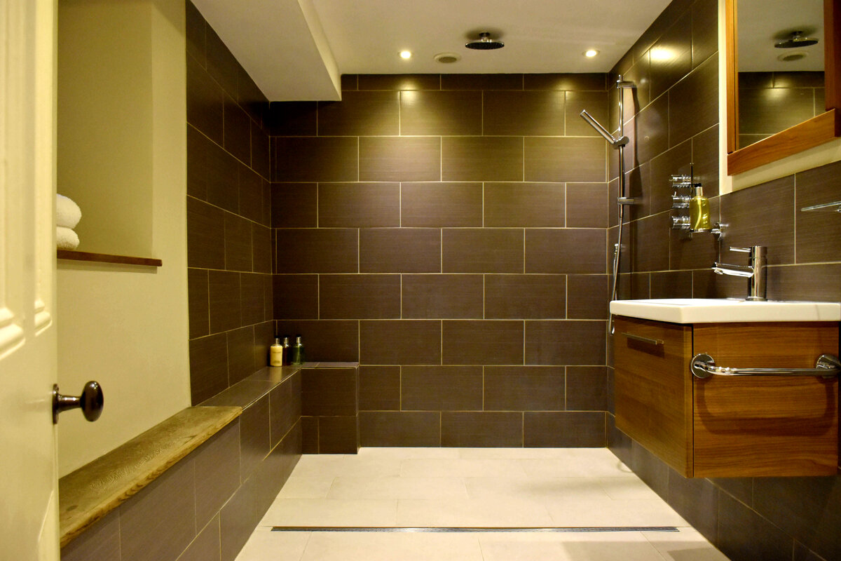 Room 6 · bathroom