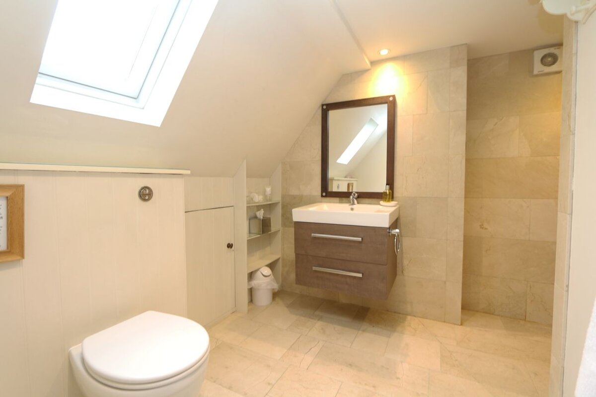 Room 7 · bathroom